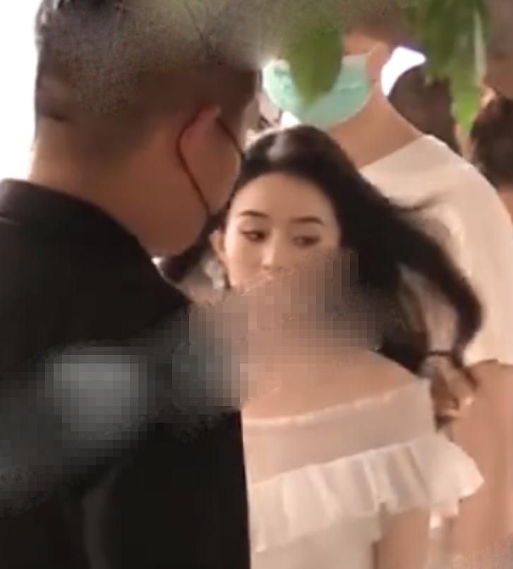 赵丽颖产后现身穿着十分朴素低调,赵丽颖产后复出脸型变化