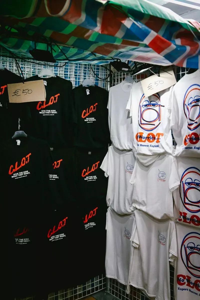 潮流圈早已盛行的“摆摊文化”，是品牌“名利场”还是卖鞋赚40万刀的神话？