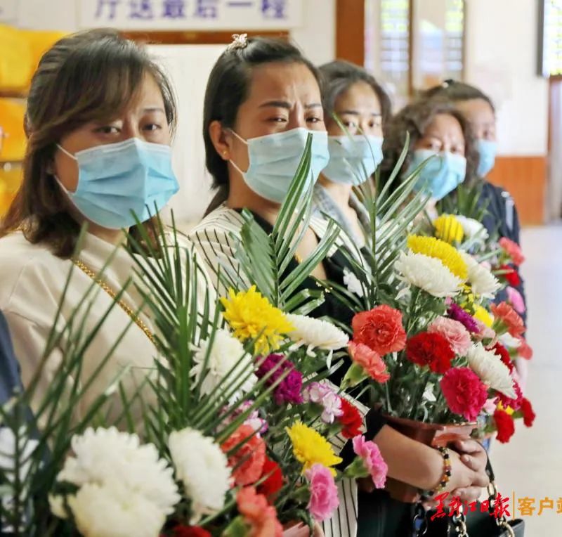 鹤城百姓送别抗疫英雄于铁夫医生