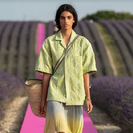 周雨彤泪沟神器,周雨彤的泪沟神器