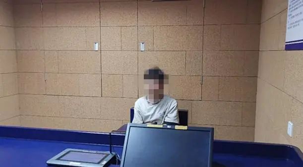 客服小伙突然豪买宝马劳力士，还给女友买LV包！真相大跌眼镜……