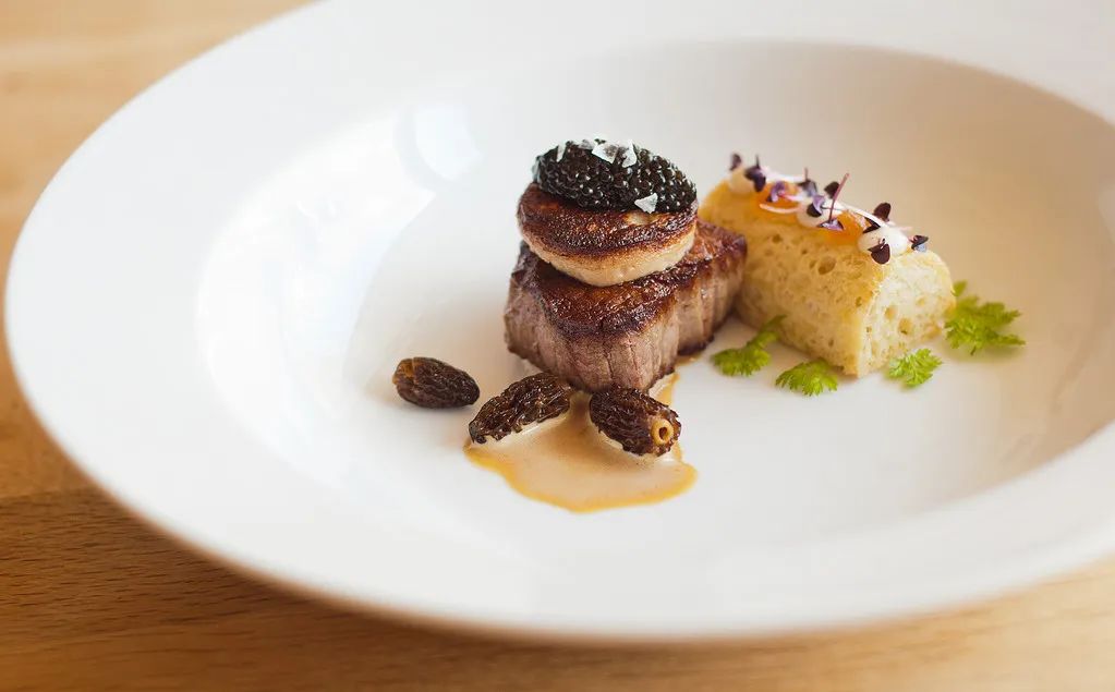 国外贵族用手背吃鱼子酱,鱼子酱放手背吃