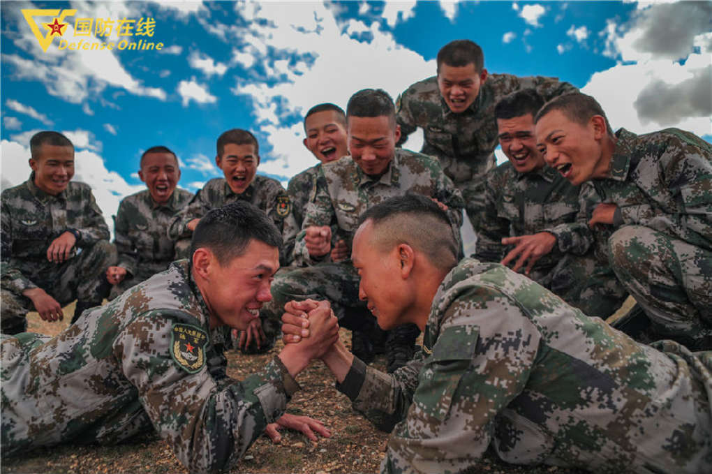 雨水裹着汗水海拔越*官高**兵的体能训练就越嗨