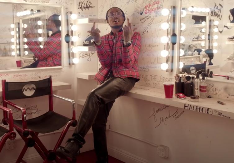 杰伦黑丝绸，TS天价AF1，近期MV中的“私藏热爱”各不相同