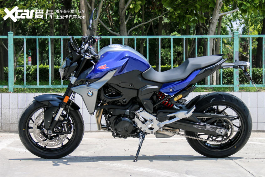 宝马f900r旅行版和运动版怎么选,新款宝马大小眼街车