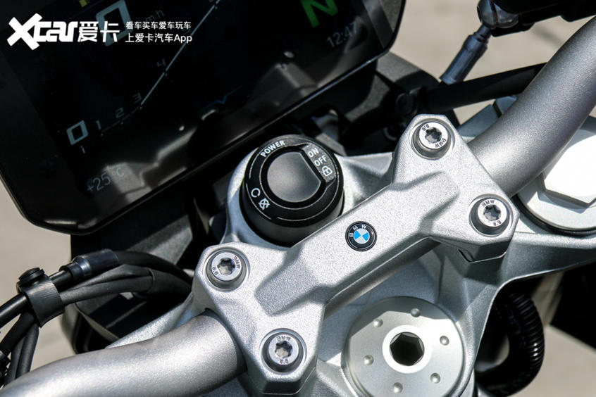 宝马f900r旅行版和运动版怎么选,新款宝马大小眼街车