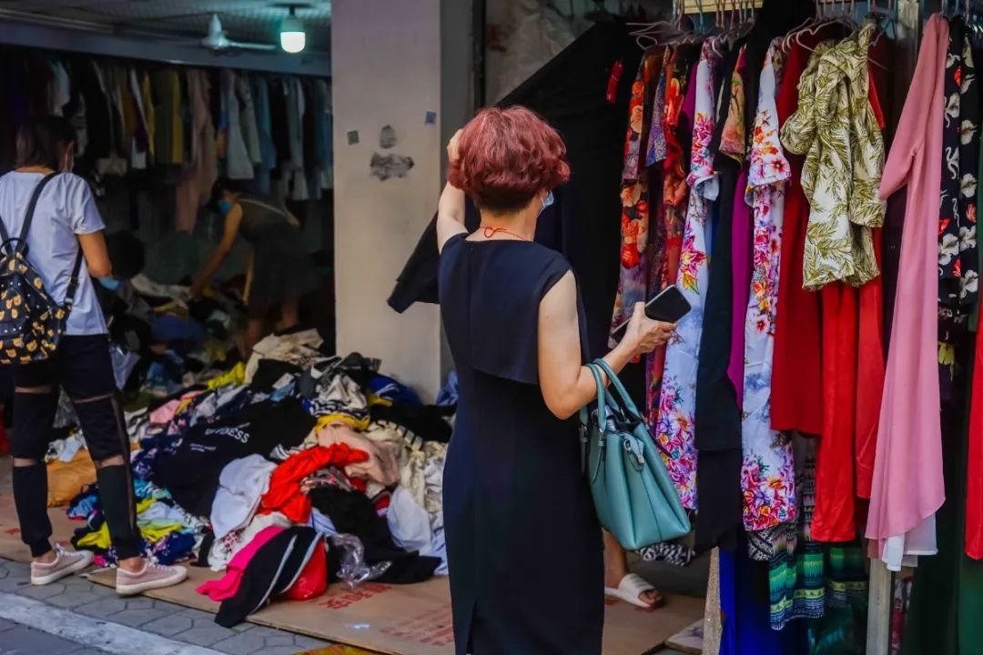 广州地铁晓港站的布料市场,晓港地铁站出口