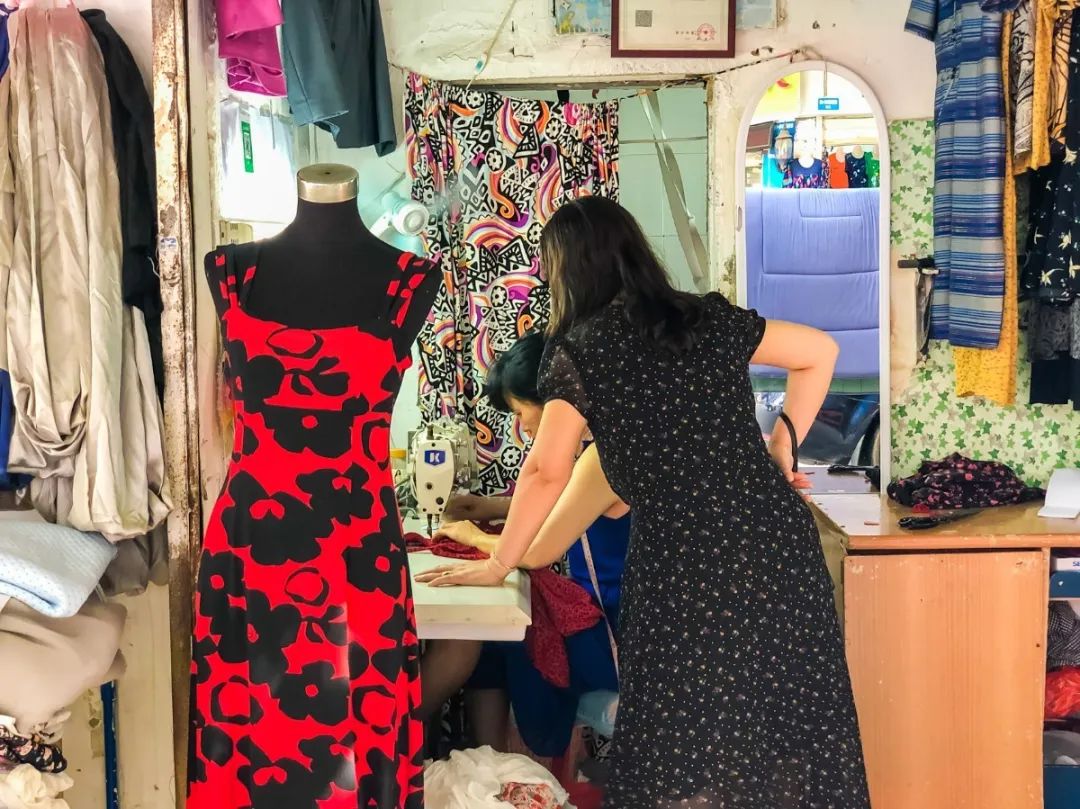 广州地铁晓港站的布料市场,晓港地铁站出口