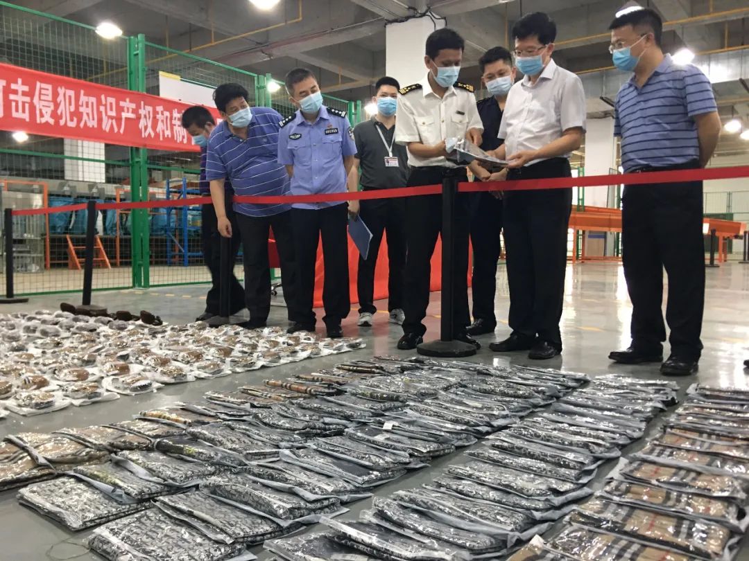 包包lv侵权 (巴宝莉dior和gucci的联名款)