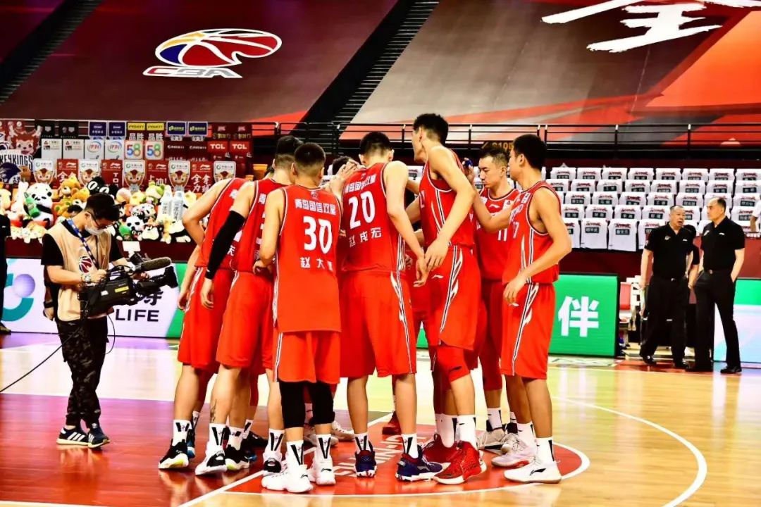 cba季后赛青岛晋级八强,cba青岛双星对深圳马可波罗