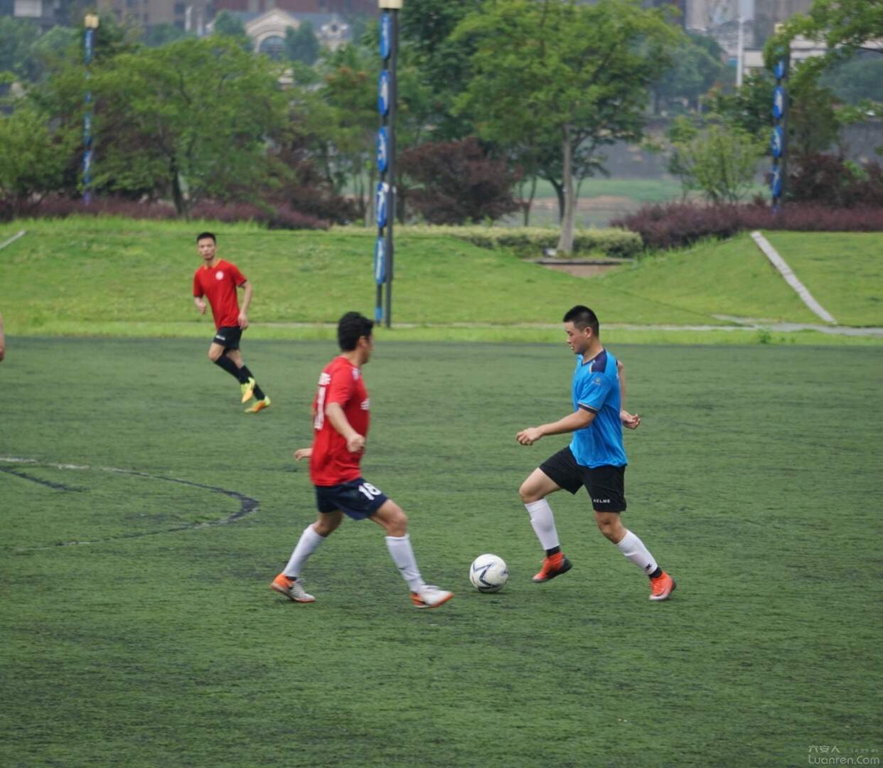 雨中足球图,雨中足球氛围感