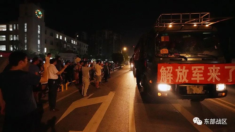 抗洪抢险的画面,抗洪一线的动人画面