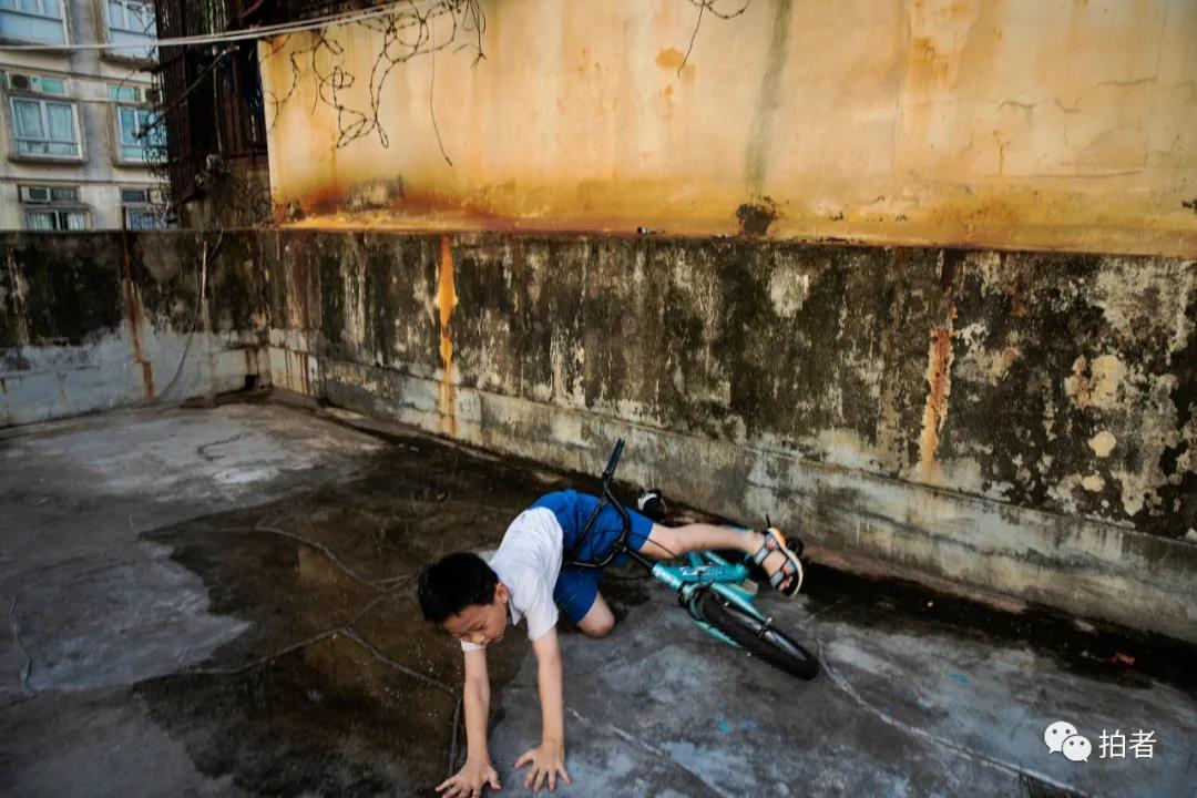 香港单亲妈妈住8平方劏房,香港深水埗劏房单亲妈妈