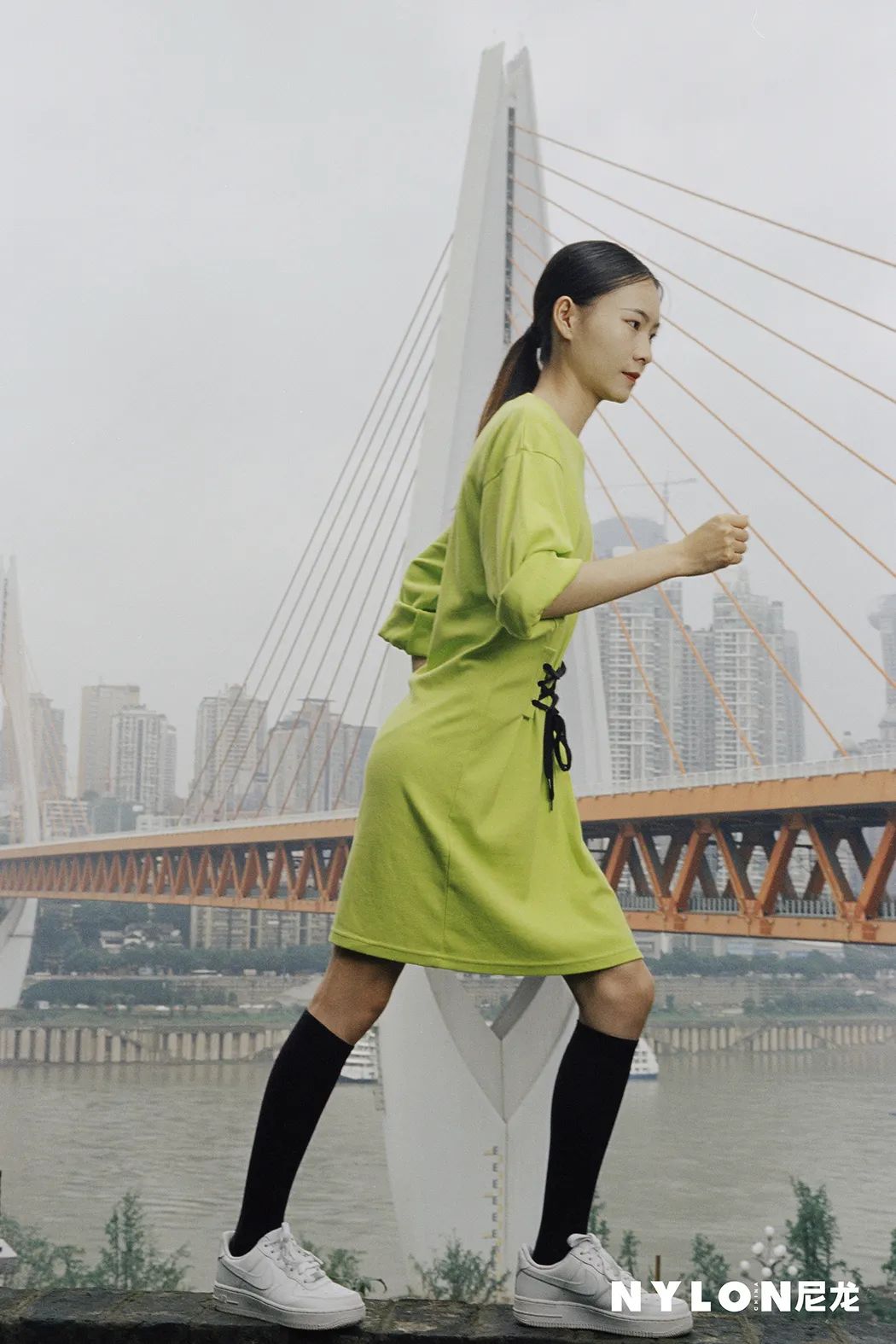 奔赴全国各地，尼龙拍摄了22位青春荷尔蒙扑面来的运动青年