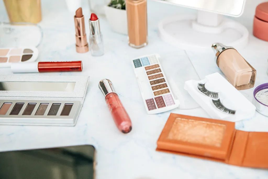 疫情期间英国流行“口罩妆”,假睫毛成热销品