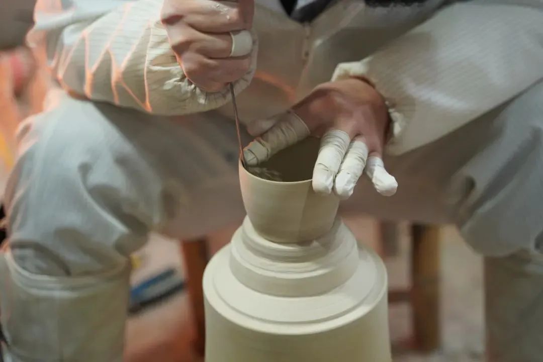 把故宫红、青花蓝捧在手心，以“银杯”畅饮