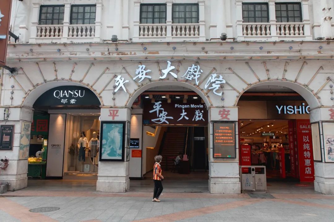 久违的电影院,久违的电影院一场电影两张票