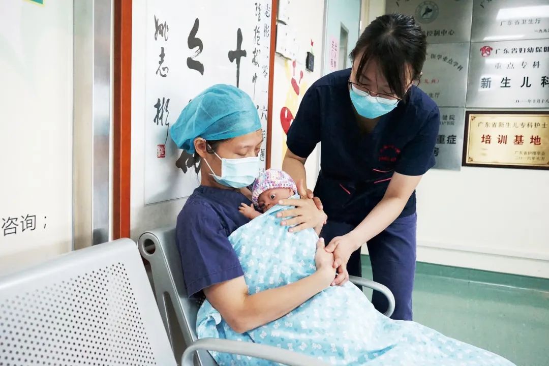 袋鼠式护理足月儿,早产儿的袋鼠护理科普视频