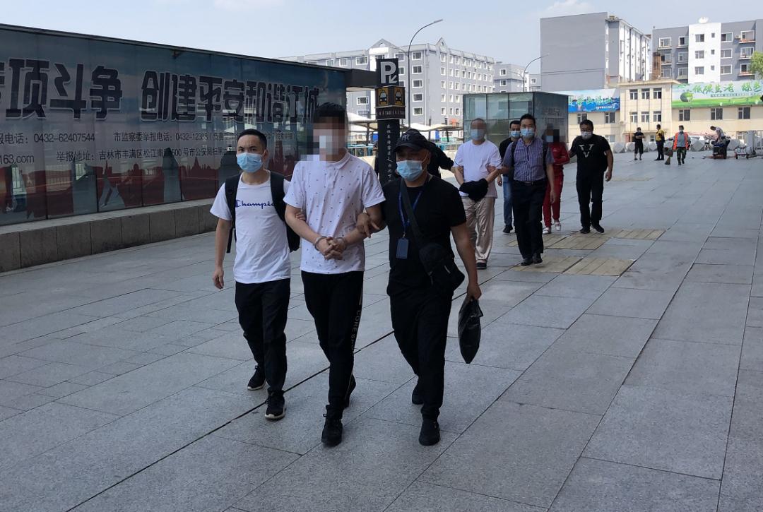 为施“降情术”与知名男星相爱，女子豪掷400余万元，结果......