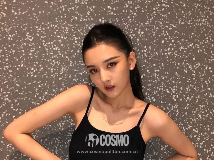 宋祖儿给陈赫画蓝色眼线超魔性,宋祖儿给陈赫画眼线