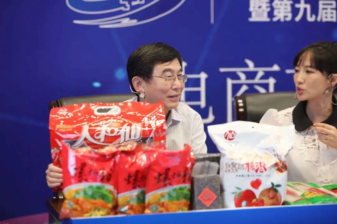 300架无人机闪耀南京航空航天大学上空！“云”端助农，微爱启“航”