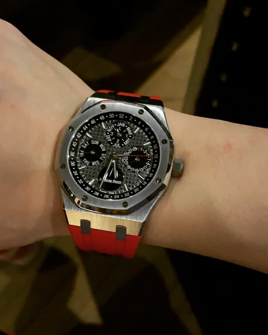 200824鹿晗深夜微博IG双更新晒表晒鞋晒手办的快乐生活日常