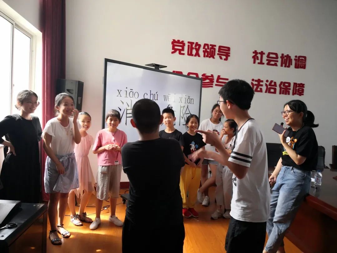 青少年暑假法制教育新闻报道,法制教育宣传周活动画画