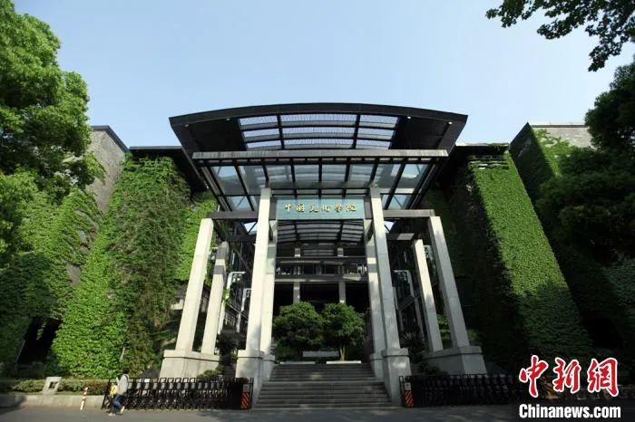 “一字马”女孩考上中国美院被嘲！这段回应超霸气……