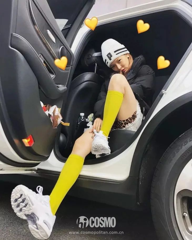 配饰狂|娜娜左黄右紫的撞色袜时髦到飞起,我有点跟不上...