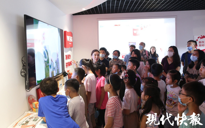 见证一滴奶的奇妙旅程！快报小记者走进卫岗一起“涨姿势”