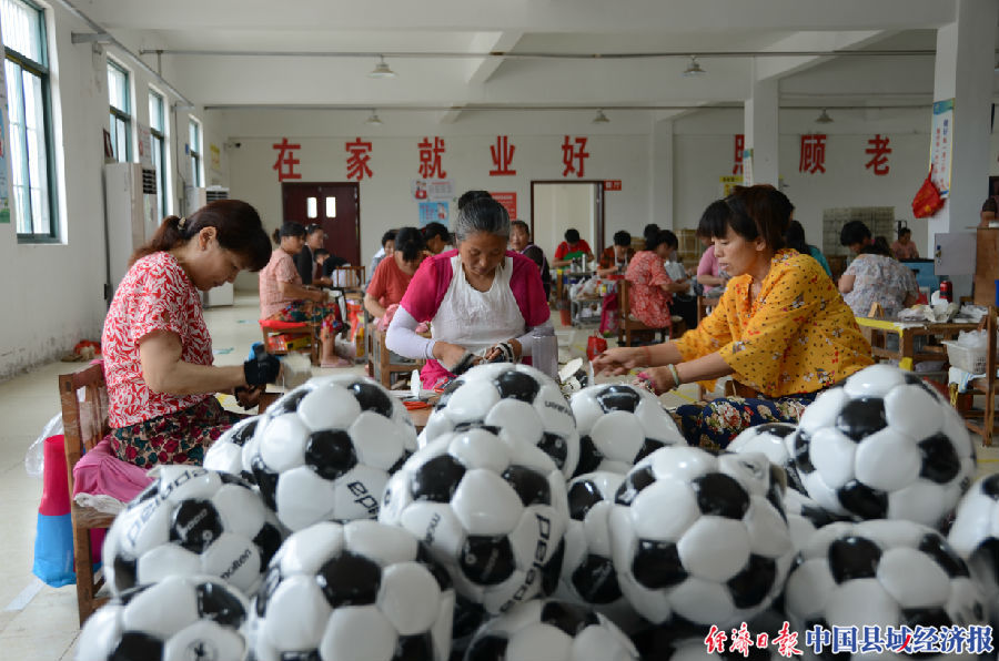 农村扶贫车间助力贫困户就业增收,就业扶贫车间让贫困户挣钱又顾家