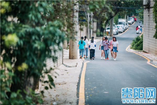 贵阳经开区七中分校支路：“烂泥沟”变“惠民路”颜值功能双提升