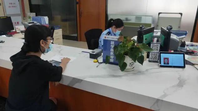 公安护航返程务工人员,派出所民警护航因疫滞留旅客返程