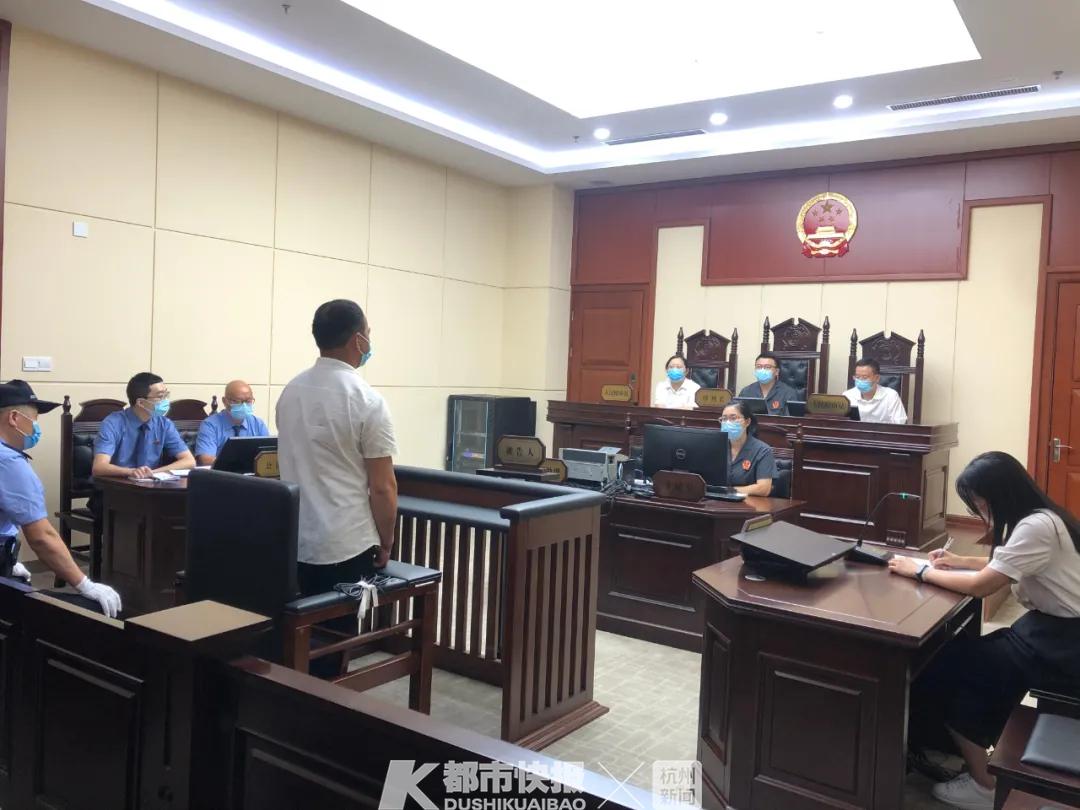 男子偷近10吨井盖一审获刑4年,男子偷22个井盖混废铁变卖获刑3年