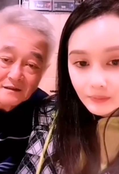 赵本山双眼皮,赵本山女儿素颜直播曝光真实颜值