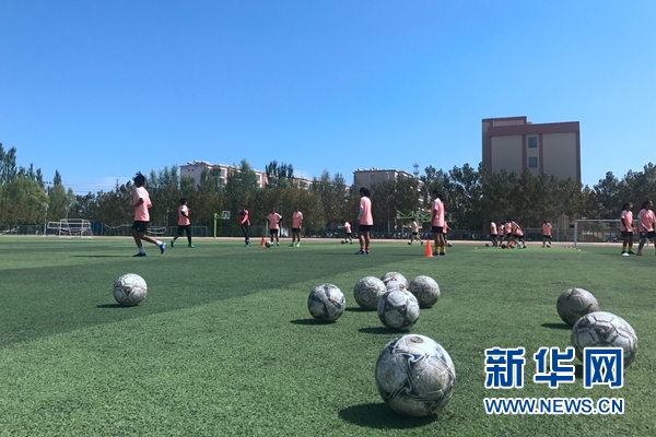 足球帮助小男孩圆梦,足球女孩为圆梦女扮男装