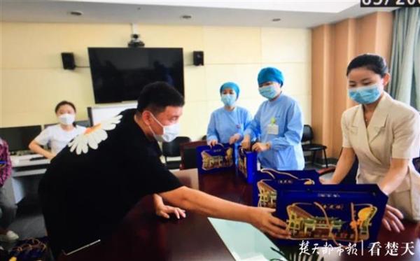 想念武汉菜的味道，想念工作过的九楼！大连小伙回汉重逢“爱心体”