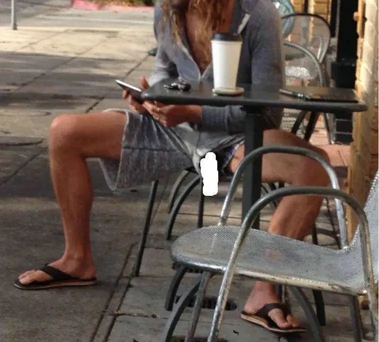 穿超短裤出门的人什么心态,一年四季穿短裤男人