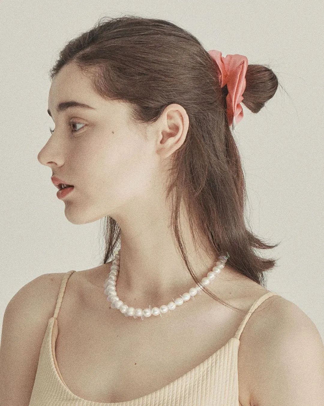 jennie最新配饰,jennie蝴蝶结半扎发