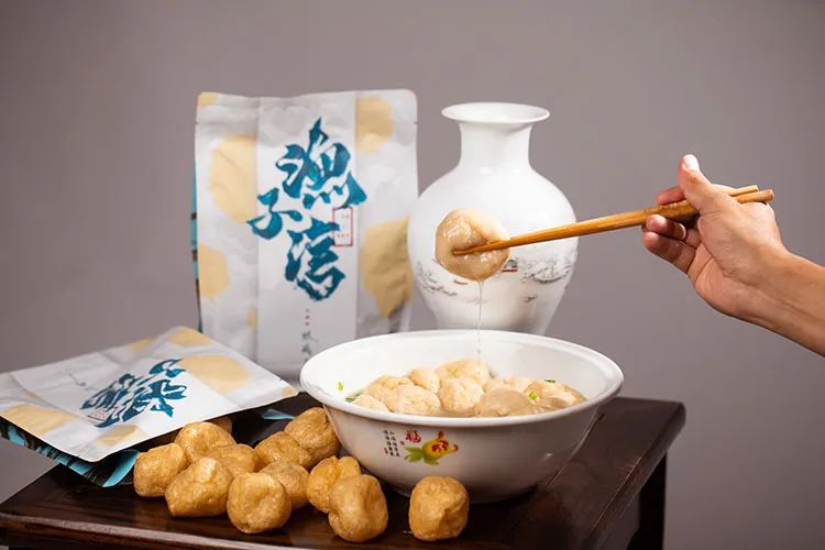 罗定这种鱼腐，入口甘香酥脆，松软而略带韧性