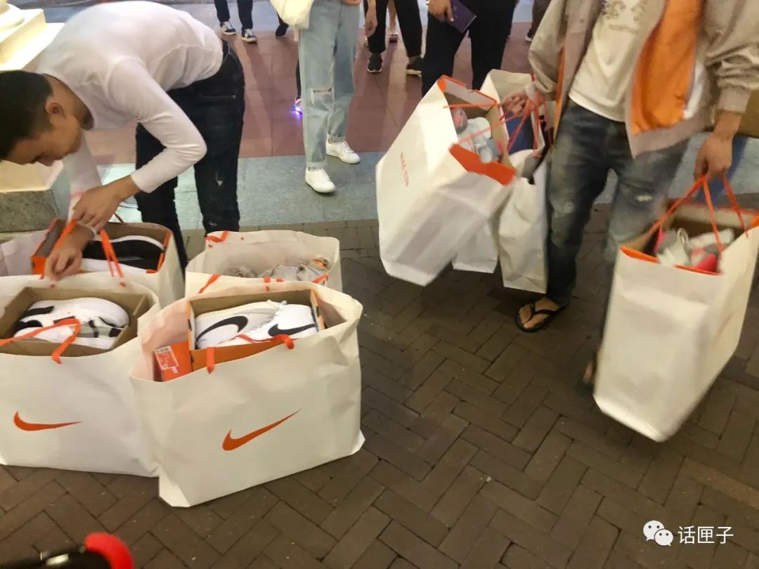 南京路步行街“百世新”组合出道,佛罗伦萨小镇五城联动,买买买不停