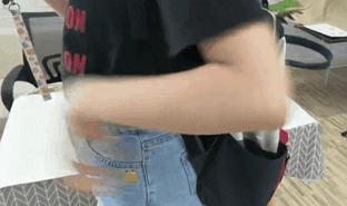 谁背火了三条杠包包,谁背了最新款的名牌包包