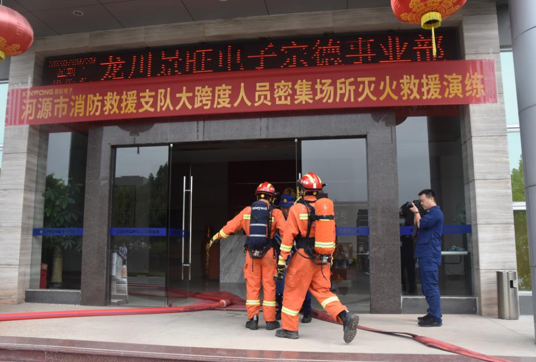 特巡警大队开展消防应急处置演练,灭火救援消防员巡查演练