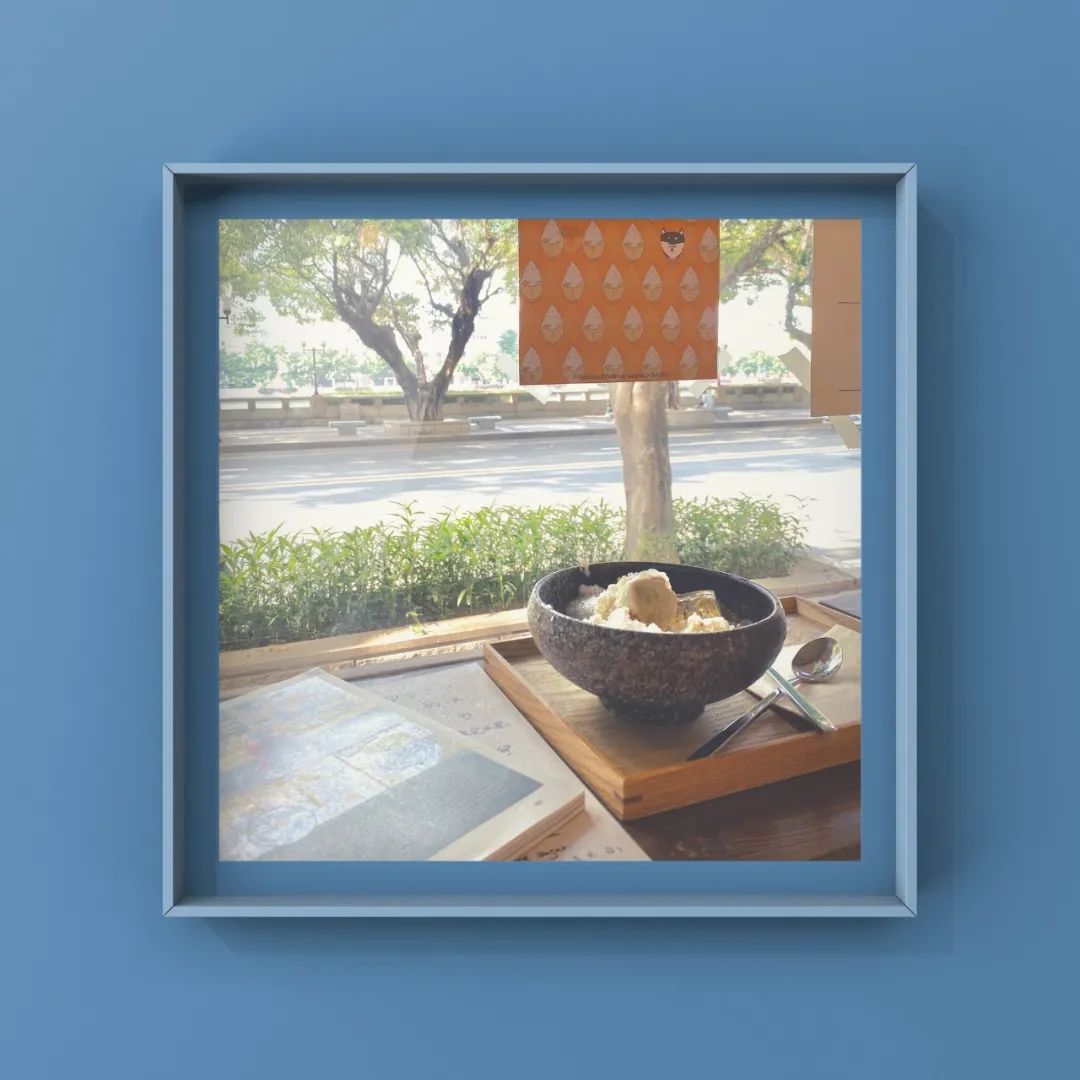 滨江西的新晋甜品店，一对情侣、两只柴犬守护着，超有爱