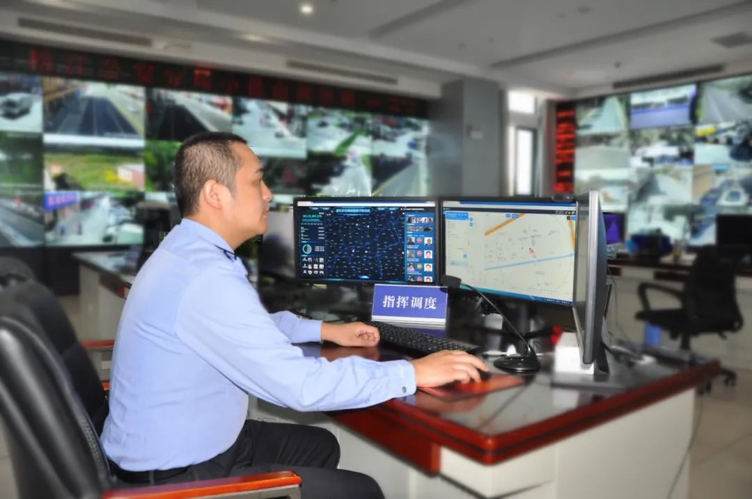 国庆我在岗向国庆献礼,中秋国庆双节我在岗文案