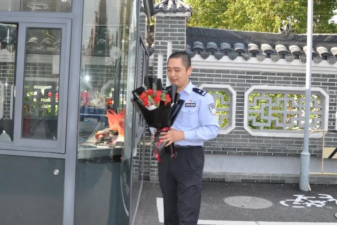 国庆我在岗向国庆献礼,中秋国庆双节我在岗文案