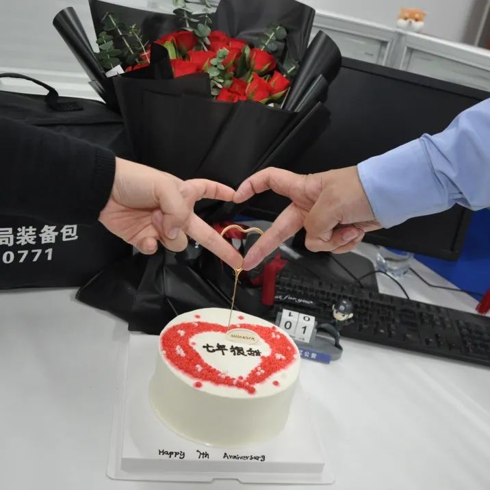 国庆我在岗向国庆献礼,中秋国庆双节我在岗文案