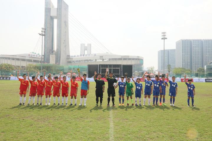 国庆假期怎么过？这些足球小将们选择去绿茵场上踢球