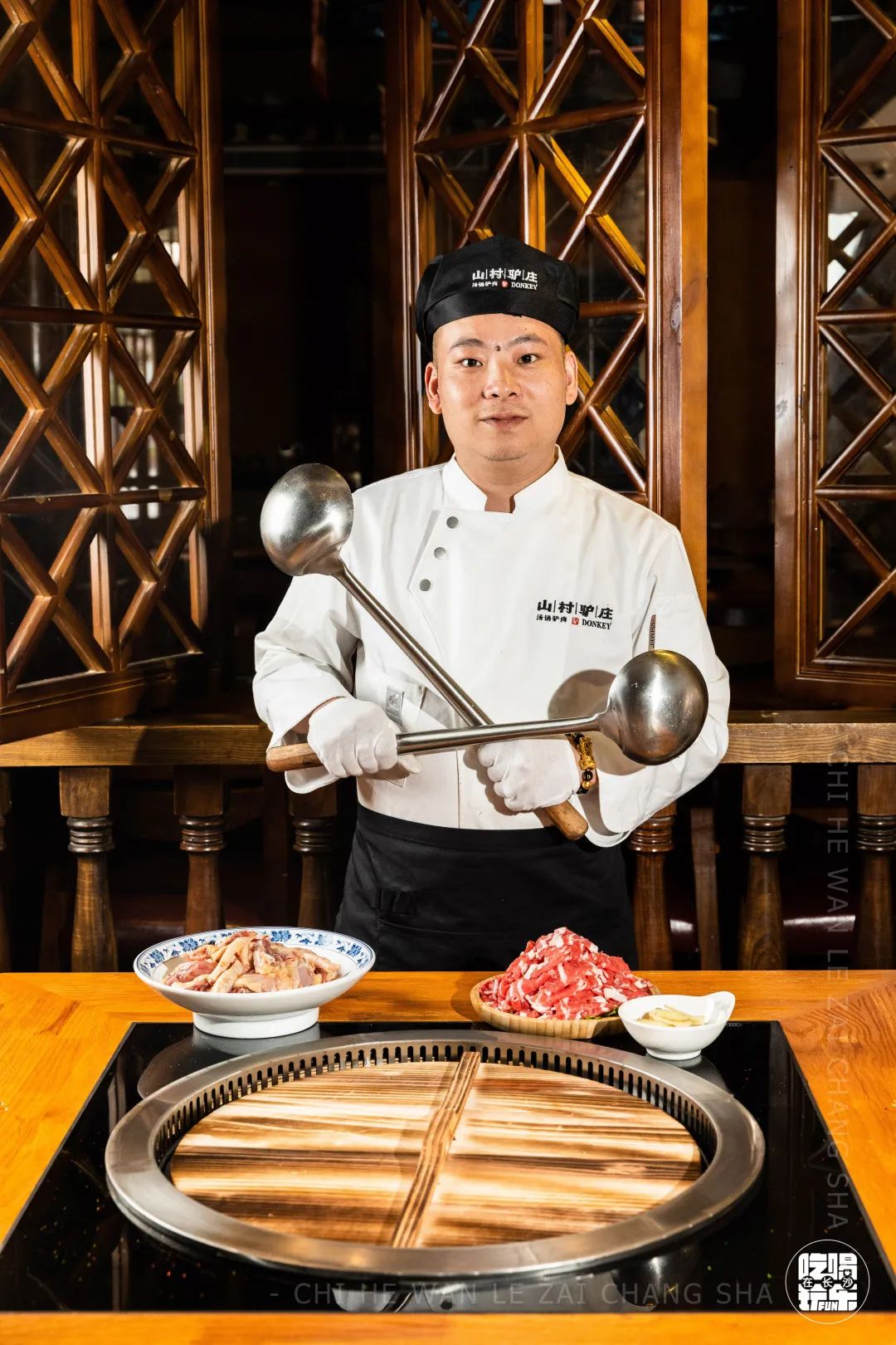 火爆10年的「山村驴庄」终于来长沙啦！扬言要用汤锅驴肉霸占长沙人的餐桌