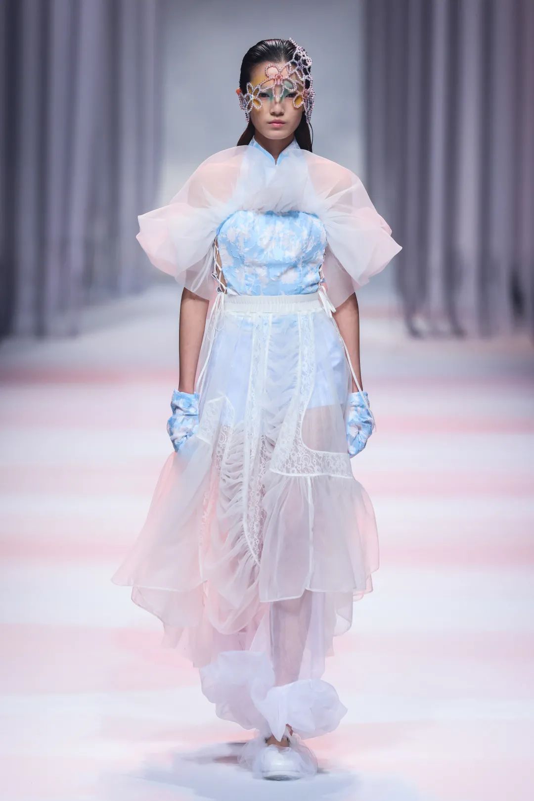 2023秋冬上海时装周秀场设计,2020春夏上海时装周展会分析